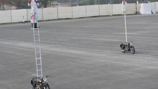 Indian soldiers set new 10-hour record riding on ladders